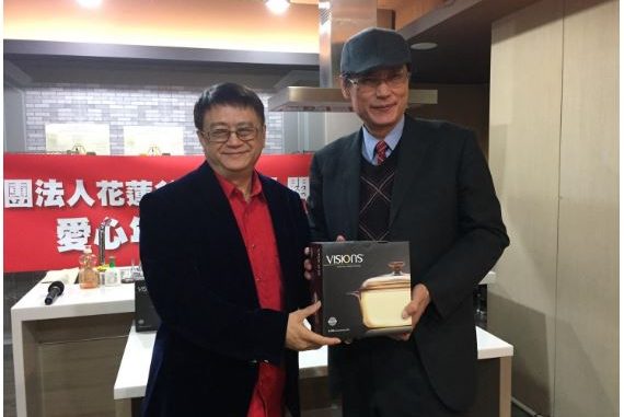 陳在惠牧師(右)邀請美食家梁幼祥擔任公益年菜技術指導